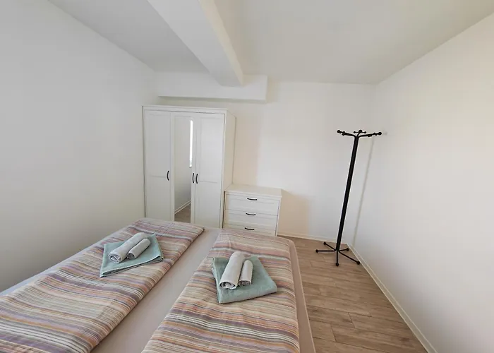 아파트먼트 프로나우티크 *